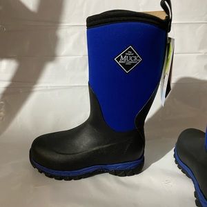 Kids Rugged Muck Boots. Youth size 2 Royal Blue